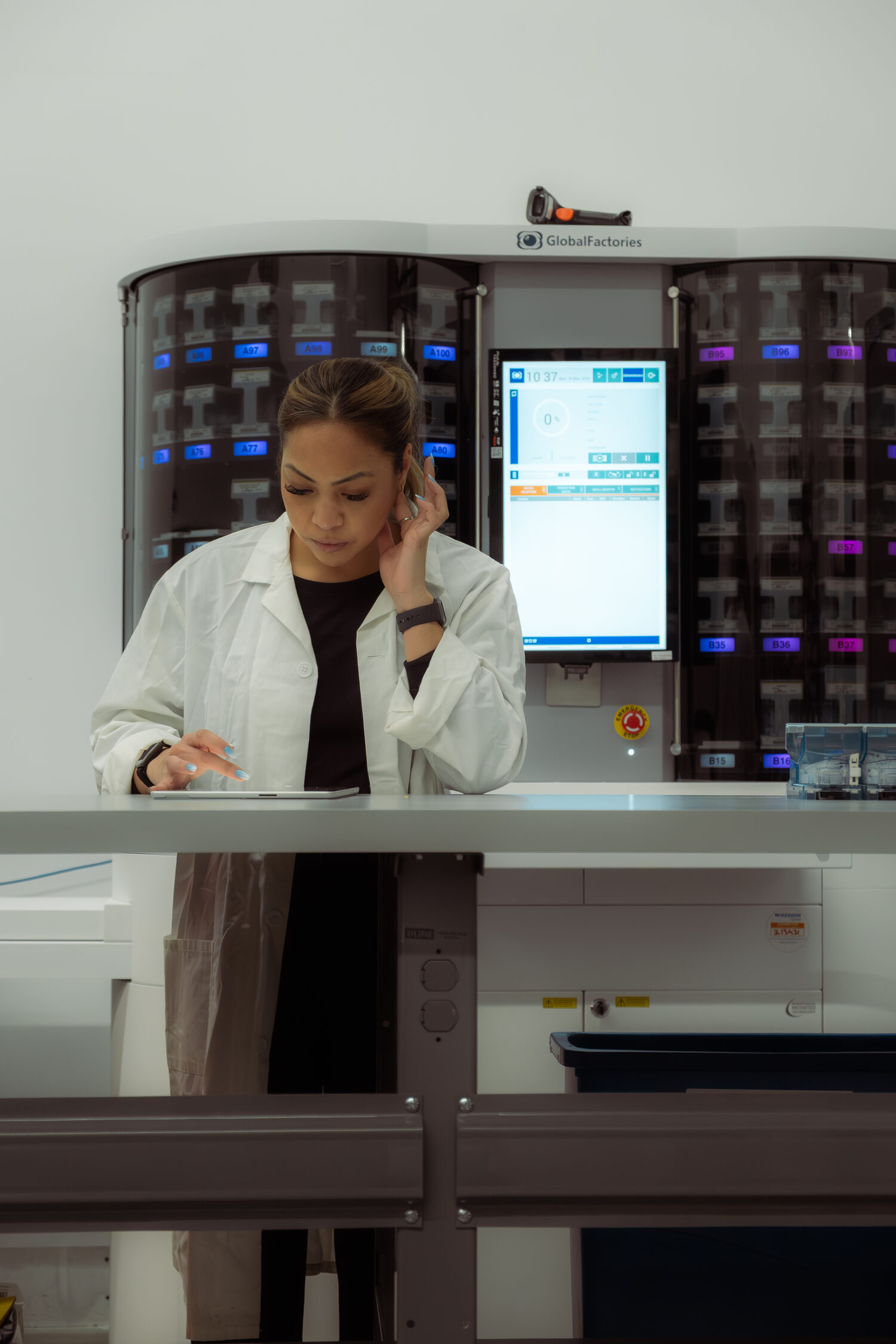 A Plitio pharmacist assisting a patient at the counter